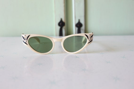 1960s 1970s Vintage Funky Cateye Sunglasses......… - image 2