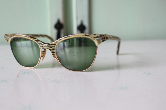 1950s 1960s Vintage CAT EYE Eye Sunglasses...USA.… - image 3