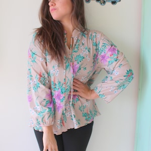 1980s FLORAL Blouse..size large womens....top. 80s clothing. summer. colorful. hipster. costume. hippie. boho. rainbow. hawaiian. tan. vine