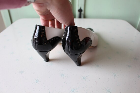 Vintage BLACK WHITE Two Toned Classic Heels....si… - image 4