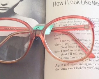 Vintage roze NOS leesbril NOS Eyewear... lezen. klassiek. hip. takje. mod. bibliothecaris. secretaris. roze kozijnen. dode voorraad. lezers