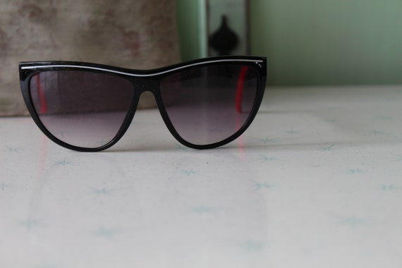 SALE//// Vintage 1980s Unisex Sunglasses....black… - image 4