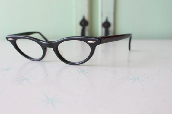 Vintage MOD GIRL Sunglasses.....rare. womens eyewe