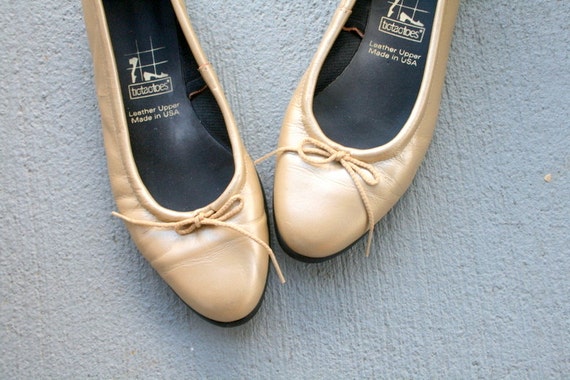 1980s GOLDEN Tic Tac Toe Flats...size 8.5 womens..