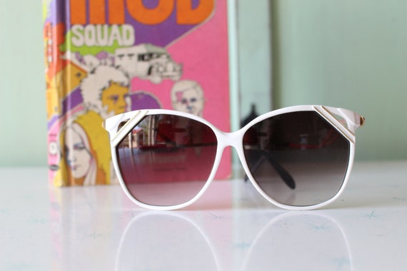Vintage 1980s MOD GIRL Sunglasses....fancy. big l… - image 1