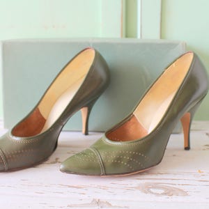 1960s Vintage OLIVE Green Heels.size 6.5 womens..designer vintage. fancy. witch. shoes. glam. ladies. green leather. stiletto. party