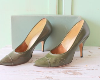 1960s Vintage OLIVE Green Heels.size 6.5 womens..designer vintage. fancy. witch. shoes. glam. ladies. green leather. stiletto. party