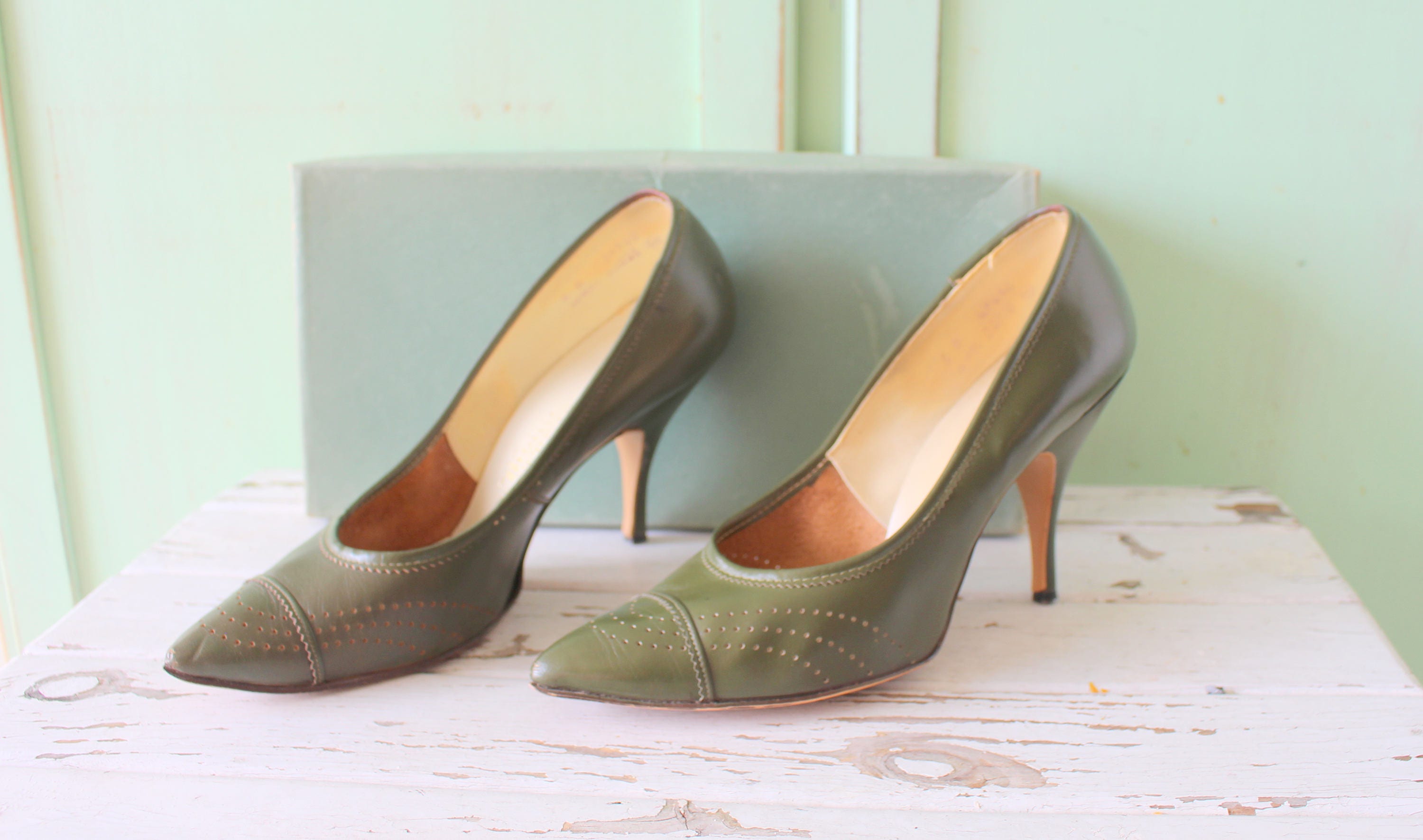 Olive Green/ivory Mid Heels Lace,green Closed Toe Heels With T-strap and  Ankle Strap, Shoes Olive Green With Pearls Appliqué Satin Heels - Etsy  Sweden