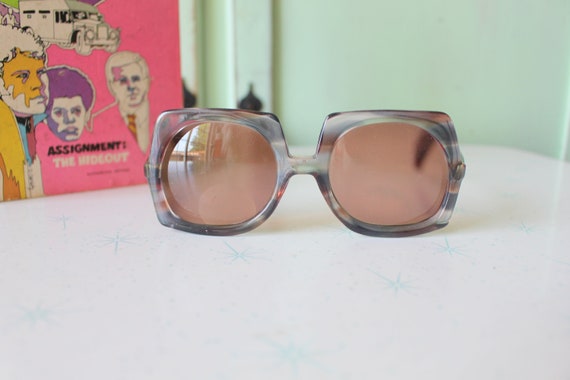 1970s TWIGGY MOD Sunglasses..... rare. twiggy. wo… - image 1