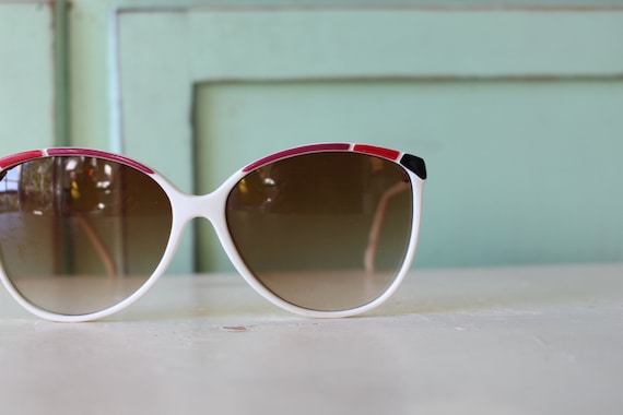 NOS 1980s MOD GIRL Sunglasses...white. oversized.… - image 4