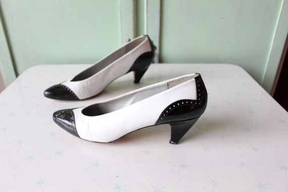 Vintage BLACK WHITE Two Toned Classic Heels....si… - image 3