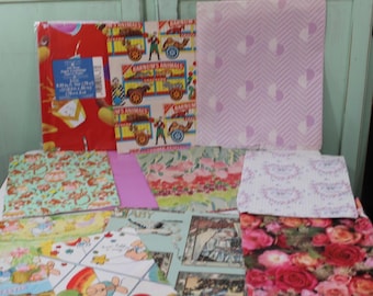 Pode incluir: Conjunto de papel de embrulho vintage com vários padrões e designs. Os papéis incluem um papel vermelho com um design de queijo e bolachas, um padrão de chevron rosa e branco, um design floral, um papel verde com um design de animais de desenho animado, um papel azul com um design de bebé de desenho animado e um papel com um design floral.