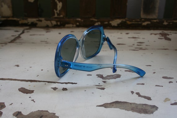 1970s RARE DEADSTOCK Sunglasses..twiggy. womens e… - image 3