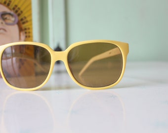 1980s Vintage YELLOW Mod Sunglasses....retro. colorful shades. costume. hipster. round. shades. indie. chic. sunglasses. boho. deadstock.