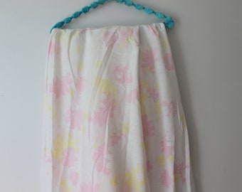Sábana bajera vintage con estampado floral de los años 70: ropa de cama retro en tonos pastel