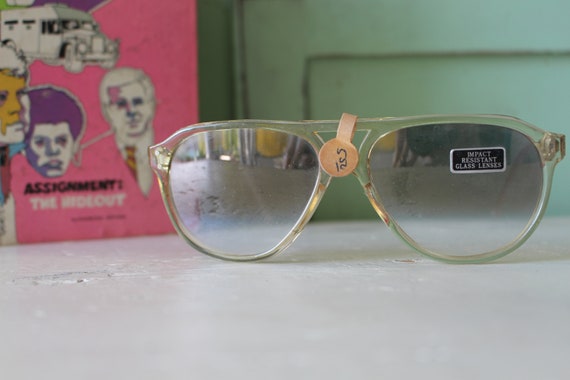 1970s RARE DEADSTOCK Sunglasses..twiggy. womens e… - image 2