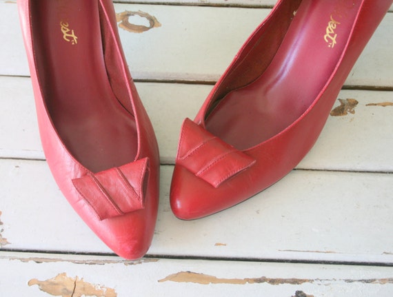 nine west red pumps