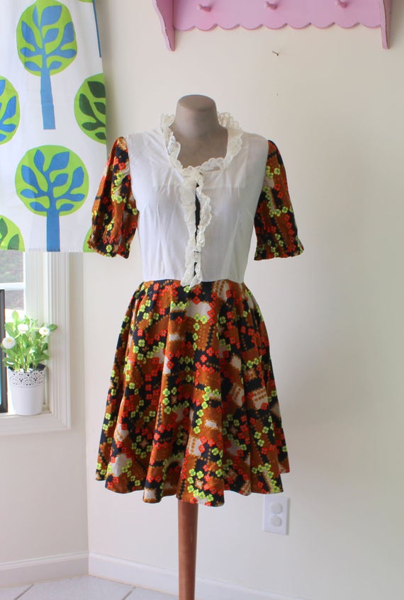 1970s RETRO FLORAL Ruffles and Lace Dress....size 