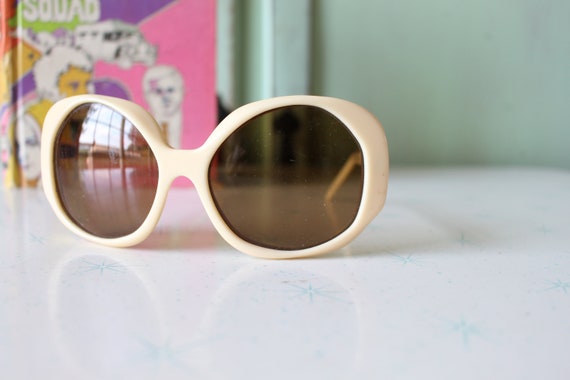 1970s TWIGGY MOD Sunglasses..... rare. twiggy. wo… - image 5