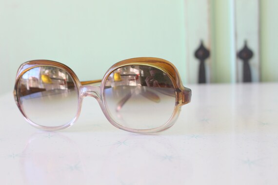 Vintage MOD GIRL Sunglasses..rare. womens eyewear.