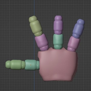 Puede incluir: Modelo 3D de una mano con dedos articulados. Los dedos están segmentados y coloreados en tonos de verde, morado y azul. La palma es de un rosa apagado, sobre un fondo de cuadrícula.