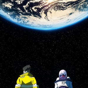 Pode incluir: Duas figuras animadas sentadas numa superfície lunar rochosa observam a Terra no espaço. Uma figura veste um casaco amarelo brilhante, enquanto a outra usa um fato branco e roxo. O céu escuro está cheio de estrelas e a Terra brilha intensamente.