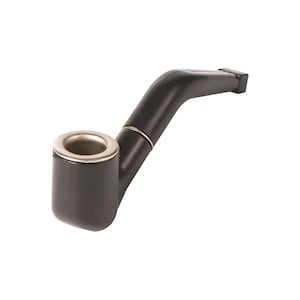 Op de afbeelding: Een zwarte pijp met een zilverkleurige rand rond de kom. De pijp heeft een gebogen steel en een rechthoekig uiteinde. De pijp is gemaakt van een glad, stevig materiaal en staat tegen een witte achtergrond.