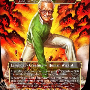 Könnte beinhalten: Sammelkarte "Stan Lee, Excelsior Eternal" mit Stan Lee in grünem Pullover. Text: "Legendäre Kreatur - Menschlicher Zauberer". Der Hintergrund ist feurig rot. Die Karte hat eine Stärke/Zähigkeit von 5/5.