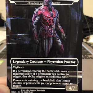 Puede incluir: Carta coleccionable con fondo negro, que representa a un Phyrexian Praetor, Elesh Norn. La carta presenta una ilustración detallada de una figura humanoide con armadura roja y plateada. El texto incluye "The High Evolution" y "Legendary Creature".