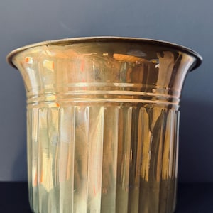 Puede incluir: Un juego de tres tazas de cerámica con un acabado mate moteado. Las tazas son de color crema, marrón claro y marrón oscuro. Cada taza tiene un diseño simple y minimalista y un asa redondeada.