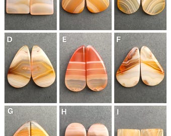 Pode incluir: Nove pares de pedras preciosas de ágata polida em várias formas e cores, incluindo retangulares, triangulares e em forma de gota. As pedras exibem faixas de laranja, castanho, creme e branco, com variações no padrão e tom. Ideal para joalharia ou colecionismo.