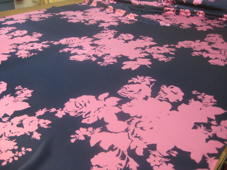 100/% SILK CHARMEUSE Fabric Print Navy Hot Pink Floral Bouquet Design 54 Wide Bt The Yard