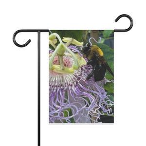 Hummel auf Passionsblume Gartenfahne | Haus Banner