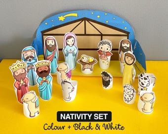 Peut inclure: Un ensemble de marionnettes à doigts de la Nativité avec une scène de l'étable colorée. L'ensemble comprend Marie, Joseph, Jésus bébé, les trois mages, un âne, une vache, un mouton et un chameau. L'ensemble est intitulé "Nativity Set, Colour + Black & White".