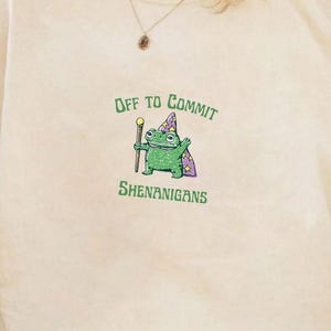 Camiseta de rana "A cometer travesuras", camiseta divertida de rana maga, camiseta con estampado de meme de rana, regalo de animales fantásticos y caprichosos, regalo de fantasía para ferias renacentistas