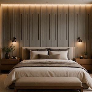 Può includere: Una camera da letto moderna con una palette di colori neutri. Il letto ha una testiera beige, biancheria da letto bianca e una coperta marrone. Due comodini in legno affiancano il letto, ognuno con una lampada e decorazioni. Una panca è ai piedi del letto.