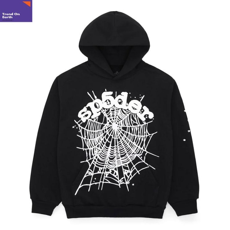 以下が含まれることがあります： 白いクモの巣のグラフィックと「sp5der」の文字が入った黒いフード付きスウェットシャツ。スウェットシャツにはフロントポケットとフードが付いています。袖には小さな星のデザインがあります。