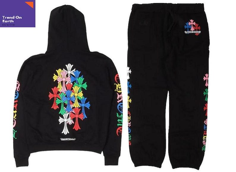 Op de afbeelding: Zwarte hoodie en joggingbroek set. De hoodie heeft een kleurrijk kruisontwerp op de rug en het woord "Chrome Hearts" aan de onderkant. De joggingbroek heeft een bijpassend kruisontwerp en het woord "Chrome Hearts" op de rug.
