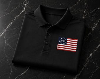 Premium zwarte geborduurde polo USA 250 | Betsy Ross 13 sterrenvlag | Mercer+Mettle Performance-golfshirt