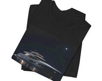 高級ヨットグラフィックシャツ。夜の海の風景を描いたブラックTシャツ。モダンなマリンアパレル。洗練されたミニマルなデザイン。高級な海の美的ギフト。
