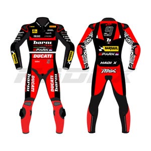 Puede incluir: Traje de carreras de dos piezas en rojo, negro y blanco, con logotipos de patrocinadores y la marca Ducati. El traje tiene el número 9 en la espalda y el frente, con cierre de cremallera en las piernas. Diseñado para carreras de motos.