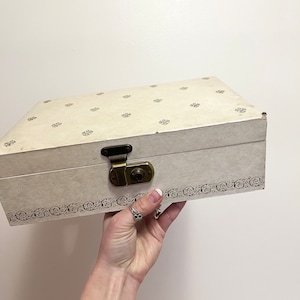 Vintage Cream With Gold Detail Jewelry Box Deep Storage With Top Level Layout For Smaller Pieces To Find Easier Vintage Vinyl Box With Blue