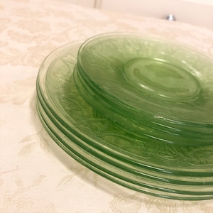 8 Piece Vaseline Green Glass Dishes Design Really Glows Under UV Light! Retro Glass Lunch Plates And Appetizer Plates
