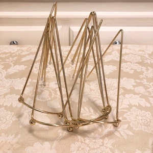 Mid Century Brass Plate Holder With a Modern Rounded Front And Lifted Ball Base. Holds A Dinner Plate With Easy. Vintage Quality Brass Stand