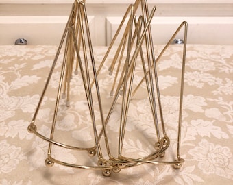 Mid Century Brass Plate Holder With a Modern Rounded Front And Lifted Ball Base. Holds A Dinner Plate With Easy. Vintage Quality Brass Stand