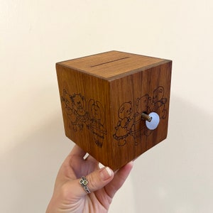 80s Bank Music Box Vintage Bear Designs On Wood Wooden Piggy Bank 1988 Toystalgia Inc. 1988 Golden Valley, MN