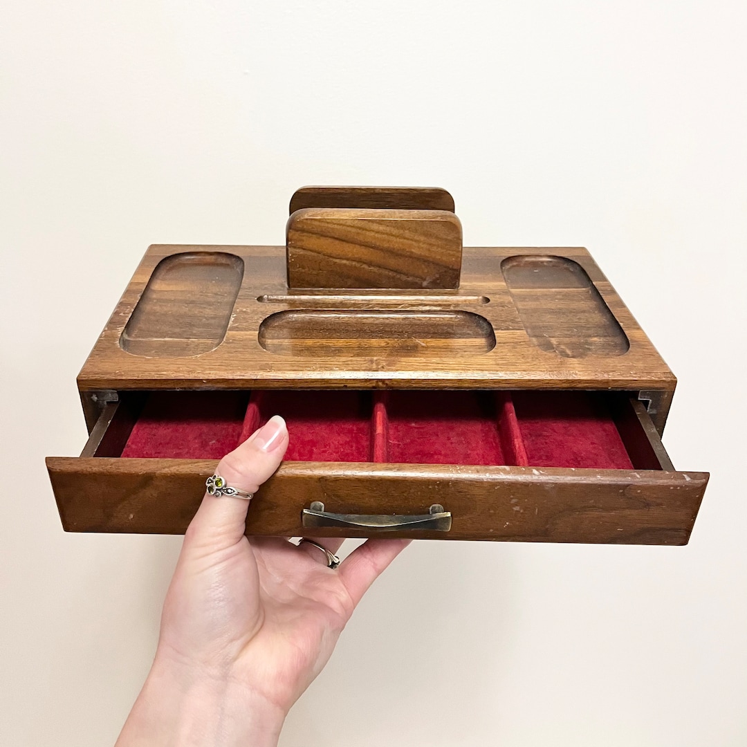 Countertop Vanity Perfum Rack Built in With Backsplash. Beautiful ...