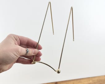 Mid Century Brass Plate Holder With a Modern Rounded Front And Lifted Ball Base. Vintage Quality Brass Stand