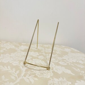 Mid Century Brass Plate Holder With a Modern Rounded Front And Lifted Ball Base. Holds A Dinner Plate With Easy. Vintage Quality Brass Stand