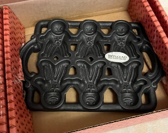 Vintage 1984 John Wright Gingerbread Man Baking Pan Cast Iron Mold Iron Clad Non Stick Coating Gingerbread Thick Cookie Sheet Cookie Mold